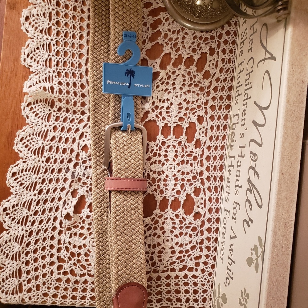 🔴BERMUDA $39.50 woven leather belt.